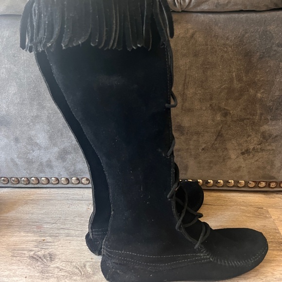 Minnetonka moccasins knee-high lace-up boots with hardsole. - Picture 3 of 3